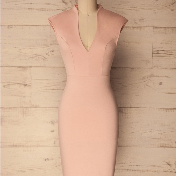 maitai Dresses & Skirts - ⭐️ Host Pick ⭐️ Fitted plunge dress